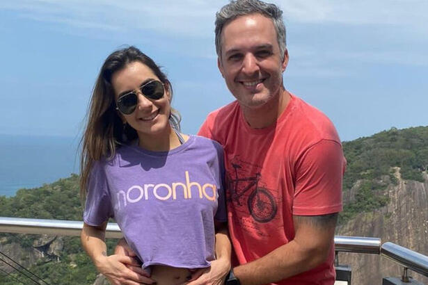 Livia Raick e Leandro Stoliar juntos em foto posada