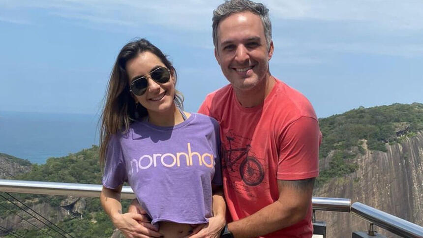 Livia Raick e Leandro Stoliar juntos em foto posada