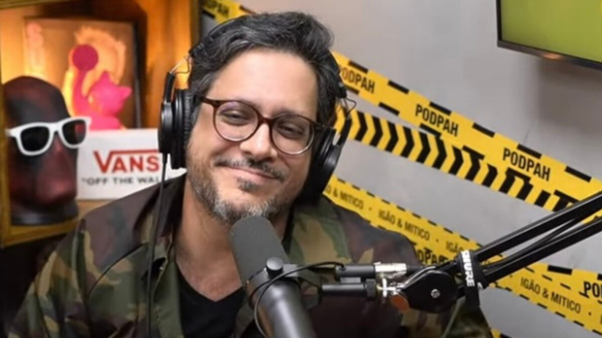 Lúcio Mauro Filho de frente para um microfone