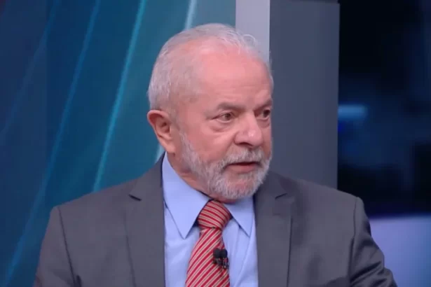 Lula, de terno e gravata, em trecho de sua sabatina na CNN Brasil