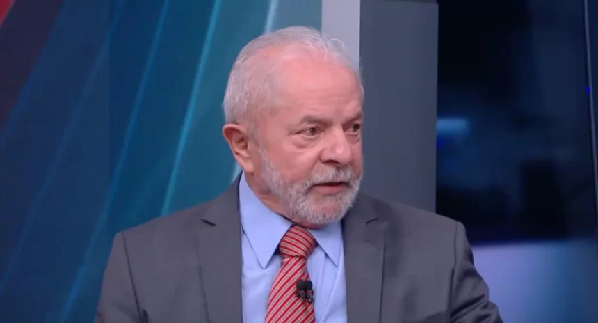 Lula, de terno e gravata, em trecho de sua sabatina na CNN Brasil