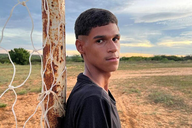 Luva de Pedreiro no campo de futebol na Bahia