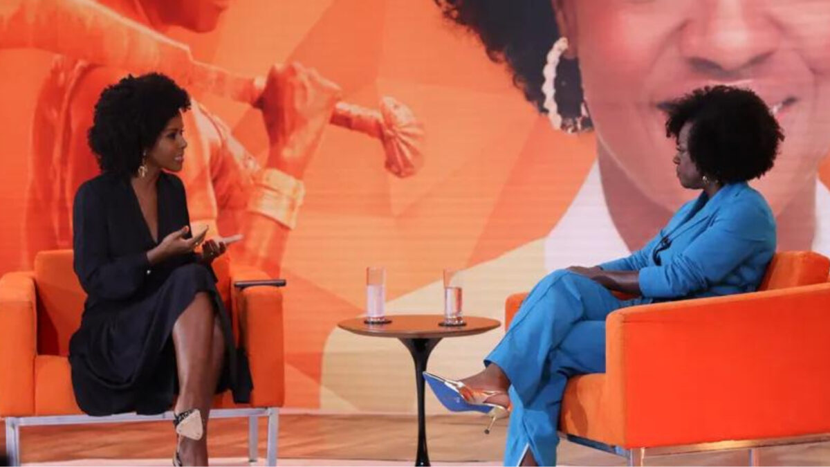 Maju Coutinho em frente a Viola Davis, nos estúdios do Fantástico, em trecho da entrevista