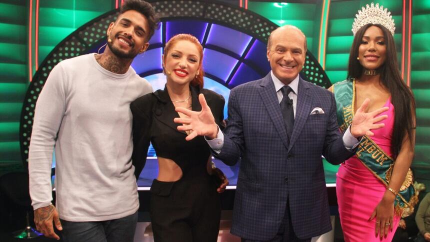 Matheus de camisa manga longa cinza e calça preta, sorrindo; Brenda Paixão de vestido decotado preto, sorrindo; Marcelo de Carvalho sorrindo, com as mãos e dedos abertos; Cintia de vestido rosa durante gravação de O Céu é o limite, da RedeTV!