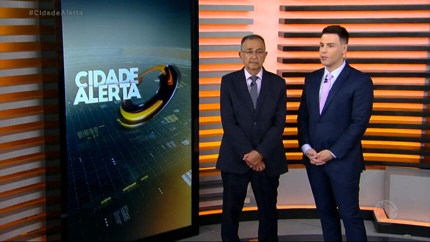 Percival de Souza e Luiz Bacci ao lado do telão vertical nos estúdios do Cidade Alerta