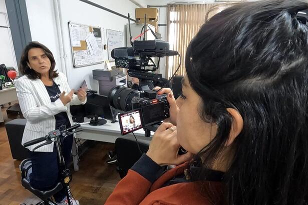 Equipe do Profissão Repórter entrevista uma delegada de São Paulo