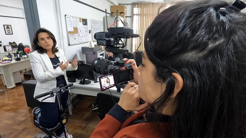 Equipe do Profissão Repórter entrevista uma delegada de São Paulo