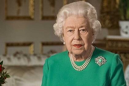Rainha Elizabeth II de colar de perolas, broche de prata, batom vermelho e vestido verde