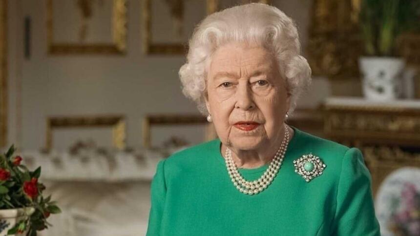 Rainha Elizabeth II de colar de perolas, broche de prata, batom vermelho e vestido verde