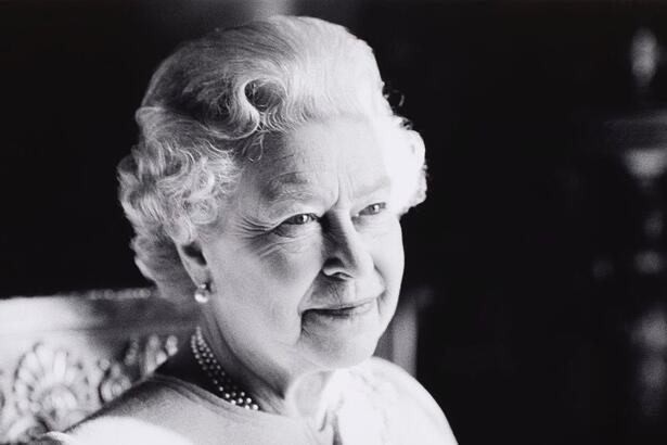 Rainha Elizabeth II em uma foto mais jovem em preto e branco