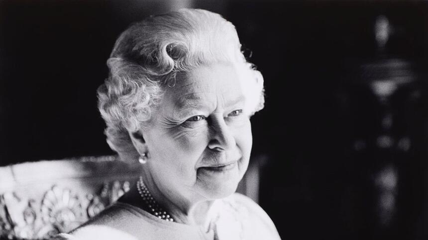 Rainha Elizabeth II em uma foto mais jovem em preto e branco