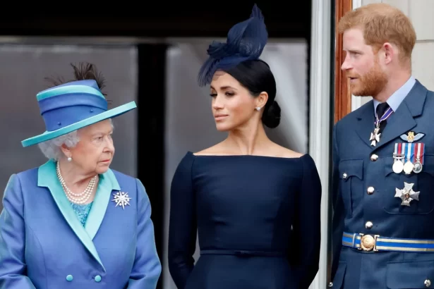 Rainha Elizabeth II de blazer e chapéu azul, olhando para o lado direito; Maghan Markle de vestido e adereço de cabeça preto, brinco de diamante, olhando para a direita; Principe Harry de fardamento e medalhas olhando para Elizabeth