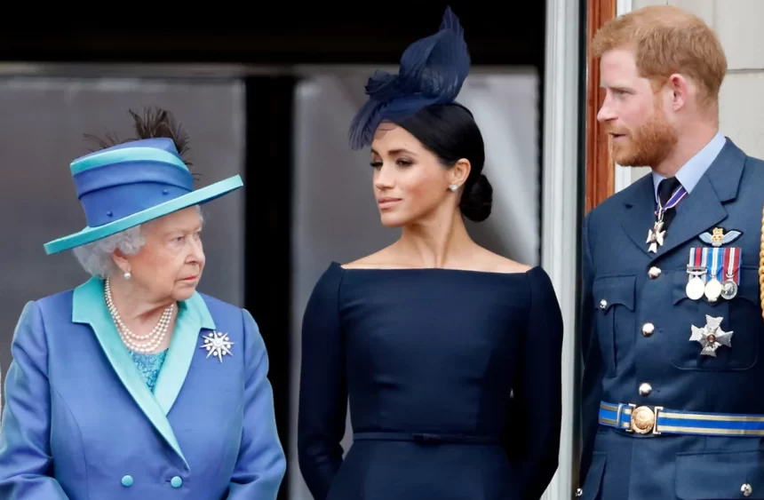 Rainha Elizabeth II de blazer e chapéu azul, olhando para o lado direito; Maghan Markle de vestido e adereço de cabeça preto, brinco de diamante, olhando para a direita; Principe Harry de fardamento e medalhas olhando para Elizabeth