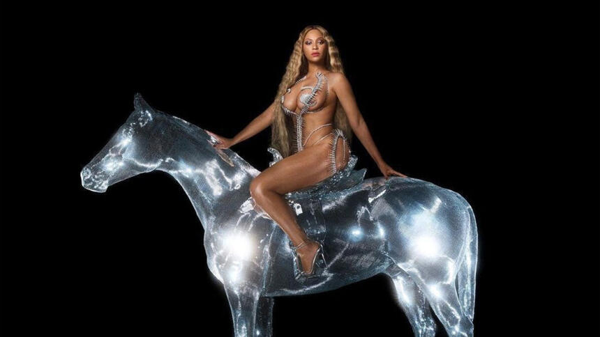 Beyoncé em cima de um cavalo brilhante