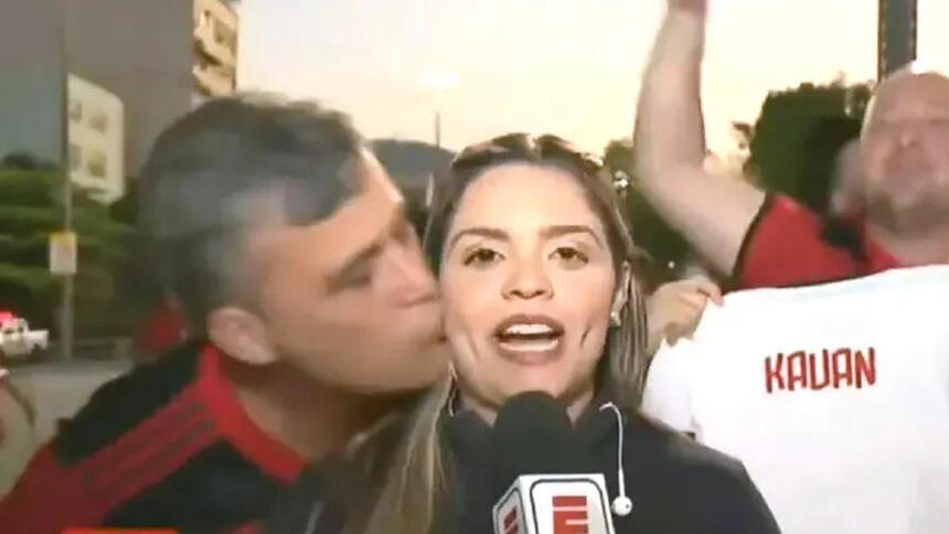 Repórter Jéssica Dias sendo beijada no rosto por um torcedor do Flamengo durante entrada ao vivo na ESPN