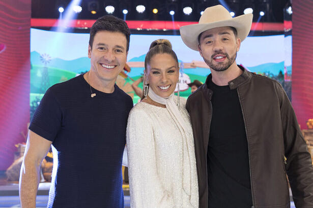 Rodrigo Faro, Adriane Galisteu e Rico Melquiades em foto posada nos estúdios do Hora do Faro