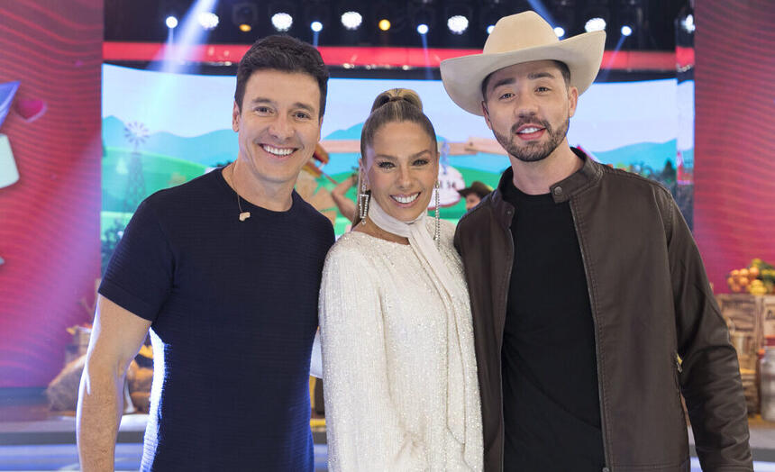 Rodrigo Faro, Adriane Galisteu e Rico Melquiades em foto posada nos estúdios do Hora do Faro