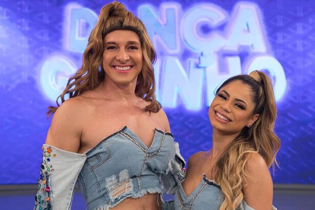 Lexa e Rodrigo Faro com cropped semelhante, sorrindo durante gravação do Hora do Faro, da Record TV