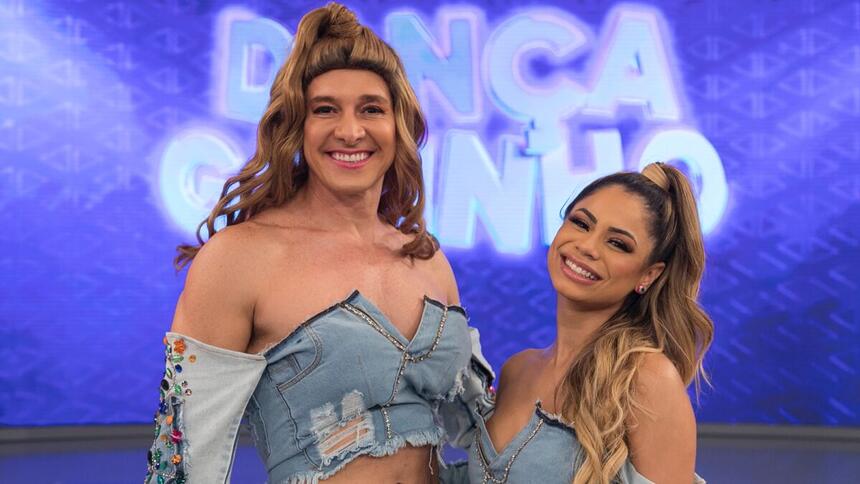 Lexa e Rodrigo Faro com cropped semelhante, sorrindo durante gravação do Hora do Faro, da Record TV