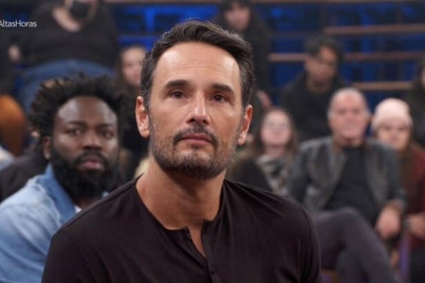 Rodrigo Santoro sentado durante o Altas Horas da TV Globo