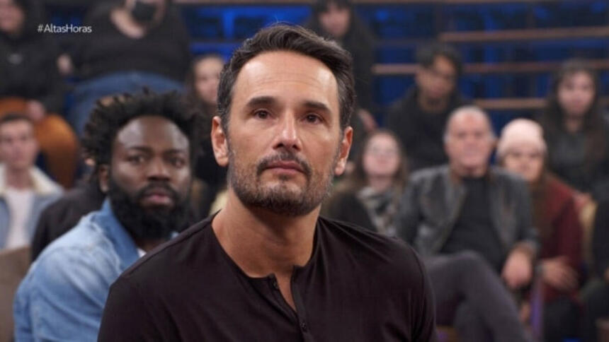 Rodrigo Santoro sentado durante o Altas Horas da TV Globo