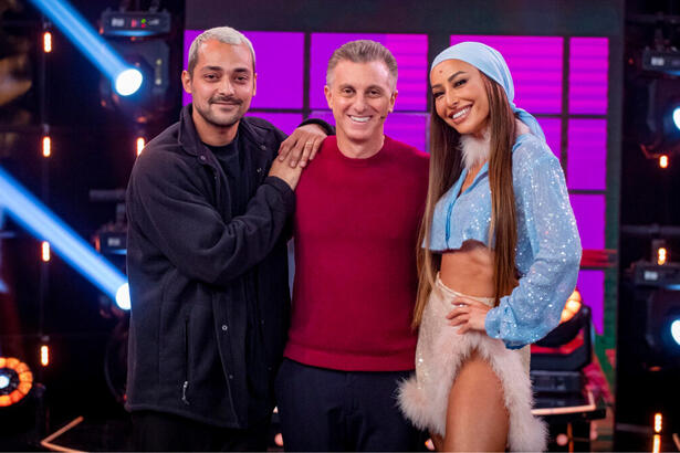 Eduardo Sterblitch, Luciano Huck e Sabrina Sato em foto posada nos estúdios do Batalha do Lip Sync