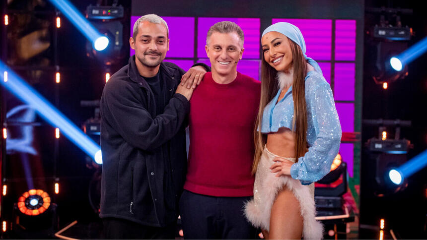 Eduardo Sterblitch, Luciano Huck e Sabrina Sato em foto posada nos estúdios do Batalha do Lip Sync