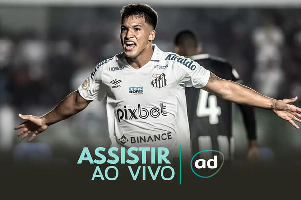 Marcos Leonardo com os braços abertos comemroando gol com a camisa do santos - arte do onde assistir