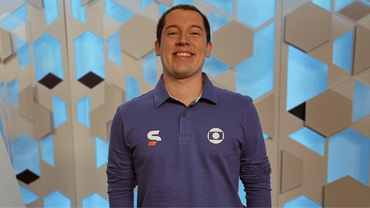 Sergio Arenillas em uma foto nos bastiores de uma transmissão esportiva no SporTV