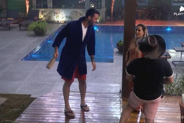 Shayan sorrindo em conversa com Deolane na área externa de A Fazenda 14