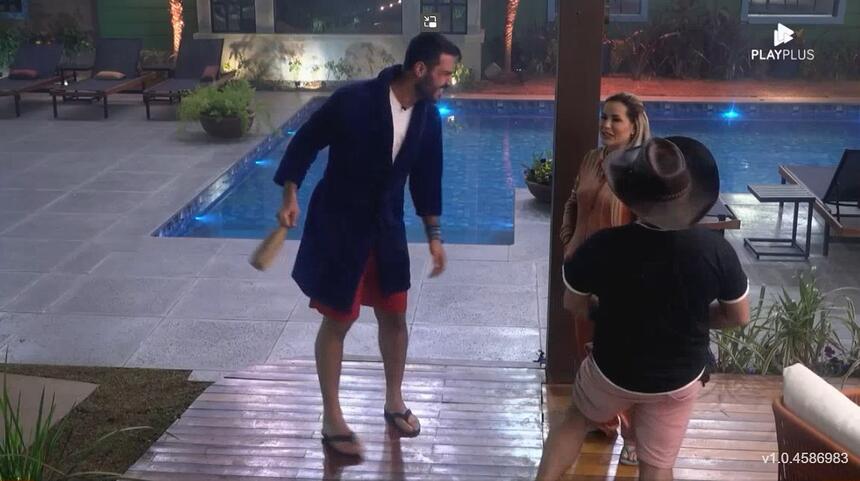 Shayan sorrindo em conversa com Deolane na área externa de A Fazenda 14
