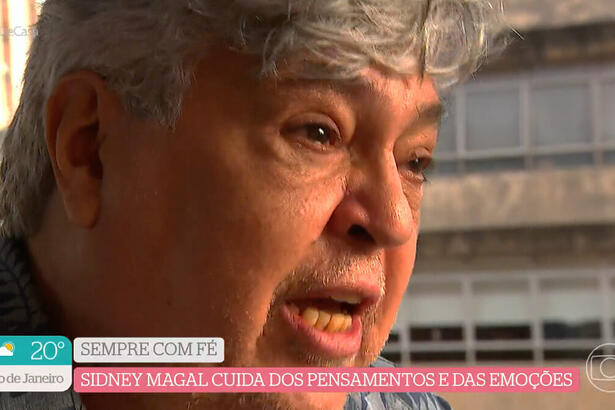 Sidney Magal de camisa estampada, com olhos lacrimejando durante entrevista no É de Casa