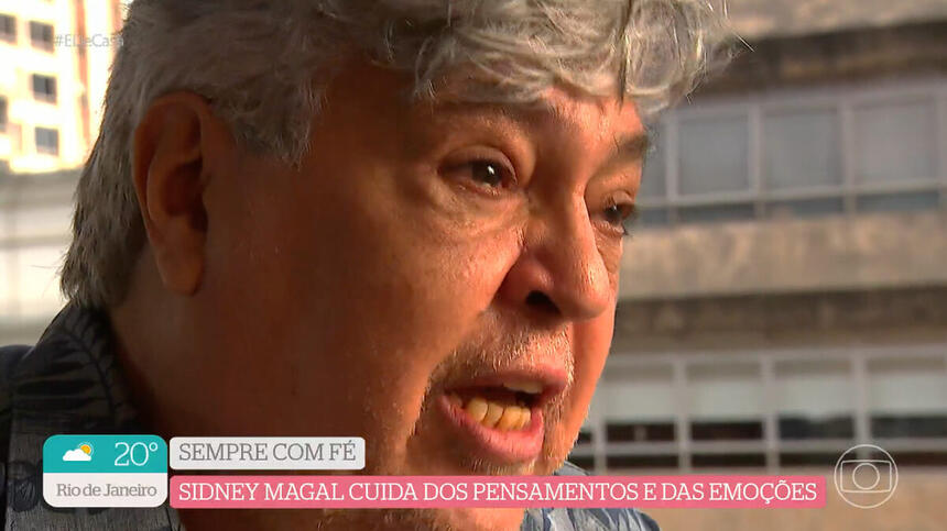 Sidney Magal de camisa estampada, com olhos lacrimejando durante entrevista no É de Casa