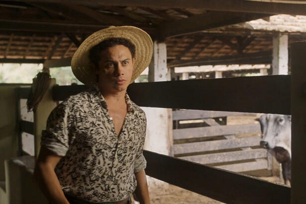 Silvero Pereira, como Zaquieu, em cena da novela Pantanal