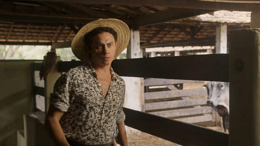 Silvero Pereira, como Zaquieu, em cena da novela Pantanal