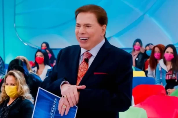 Silvio Santos com uma ficha na mão em trecho do Programa Silvio Santos