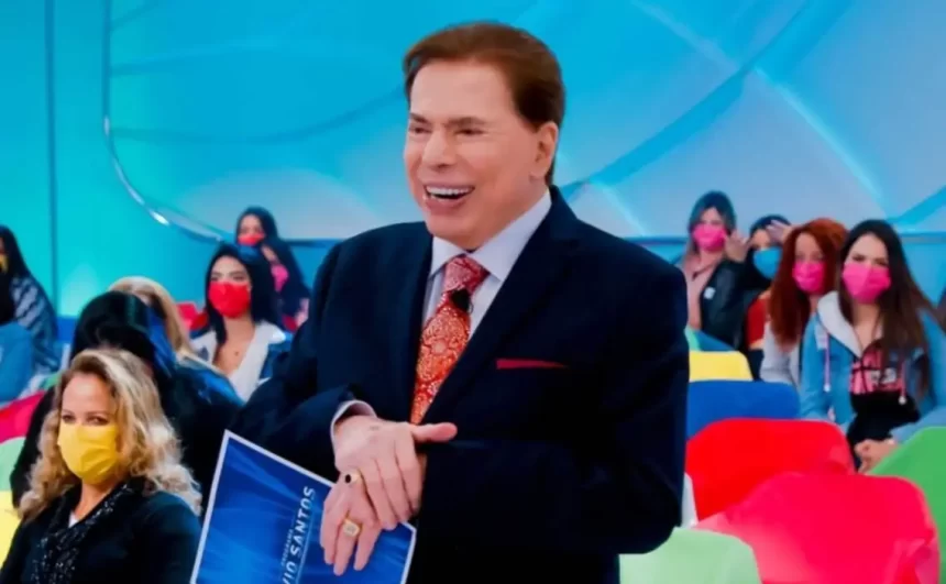 Silvio Santos com uma ficha na mão em trecho do Programa Silvio Santos