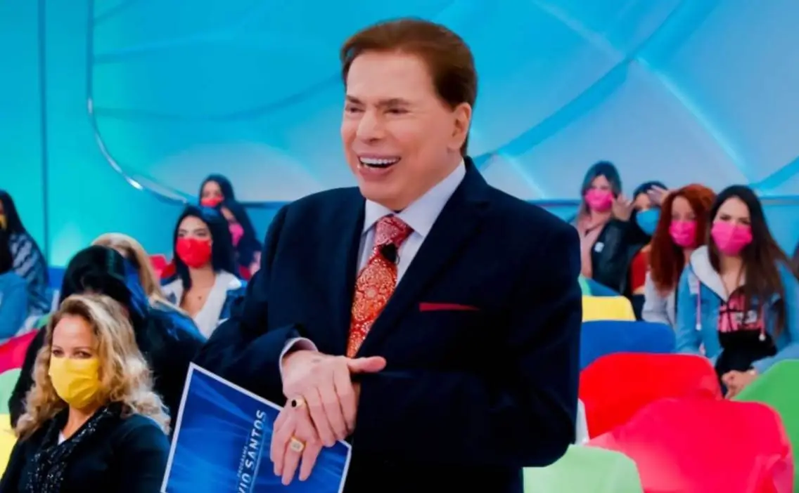 Silvio Santos com uma ficha na mão em trecho do Programa Silvio Santos