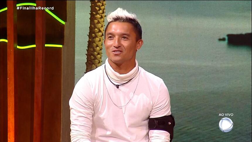 Nakagima sorrindo no cenário da final do Ilha Record 2