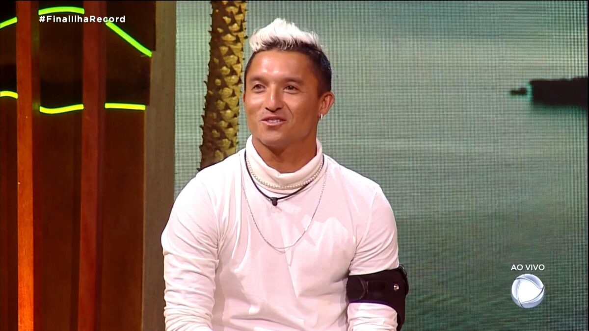 Nakagima sorrindo no cenário da final do Ilha Record 2