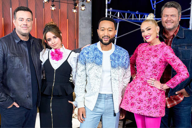 Camila Cabello, ao lado de Blake Shelton, John Legend e Gwen Stefani, na foto de reprodução da equipe do The Voice EUA