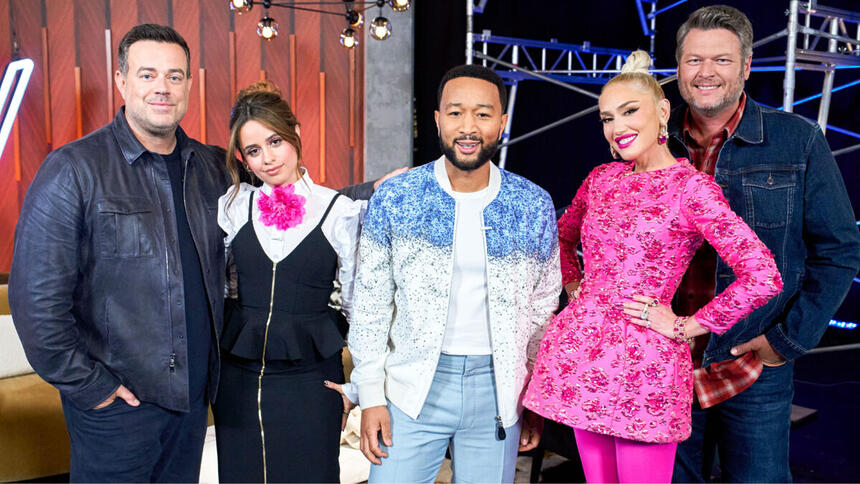 Camila Cabello, ao lado de Blake Shelton, John Legend e Gwen Stefani, na foto de reprodução da equipe do The Voice EUA