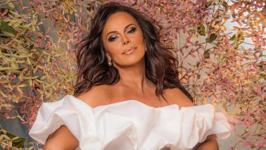 Viviane Araújo vestida de branco e grávida