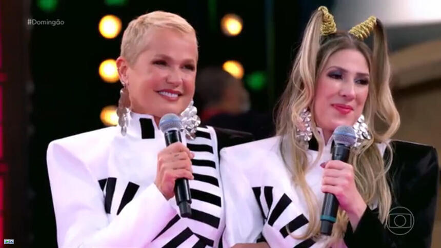 Xuxa, ao lado de Dani Calabresa vestida de Xuxa, nos estúdios do Domingão com Huck