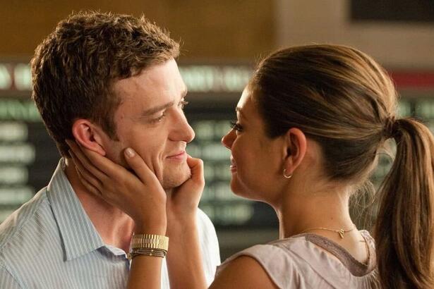 Justin Timberlake e Mila Kunis em trecho do filme Amizade Colorida