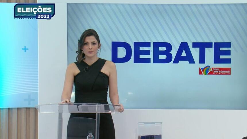 Anne Barretto apresentando o debate na TV Jornal/SBT poucos segundos antes de cair desmaiada