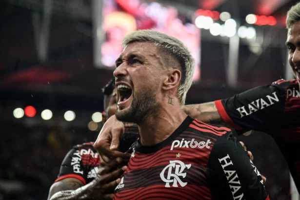 Arrascaeta comemorango o gol com a camisa do Flamengo no jogo contra o São Paulo