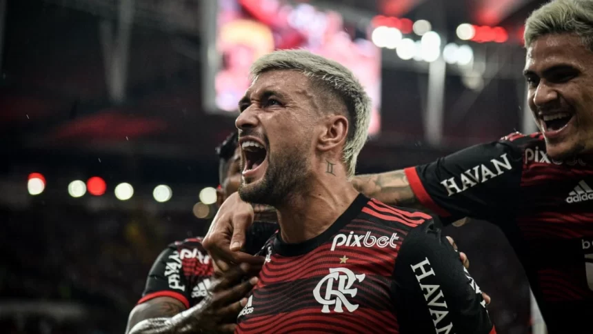 Arrascaeta comemorango o gol com a camisa do Flamengo no jogo contra o São Paulo