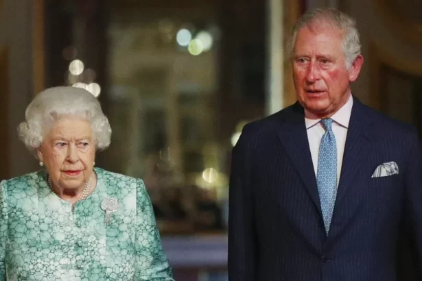 Rainha Elizabeth II e o agora Rei Charles III em uma foto juntos, lado a lado