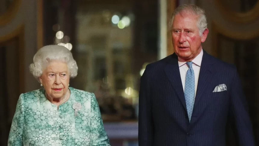 Rainha Elizabeth II e o agora Rei Charles III em uma foto juntos, lado a lado